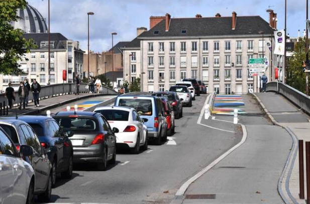 Embouteillage à Nantes où la circulation depuis la mise en place des voies cyclables et des 30km/h